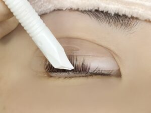 ラッシュカールピックでまつ毛を巻き上げる様子
