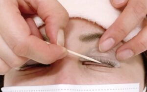つまようじで巻き付け、張り付けを行う様子